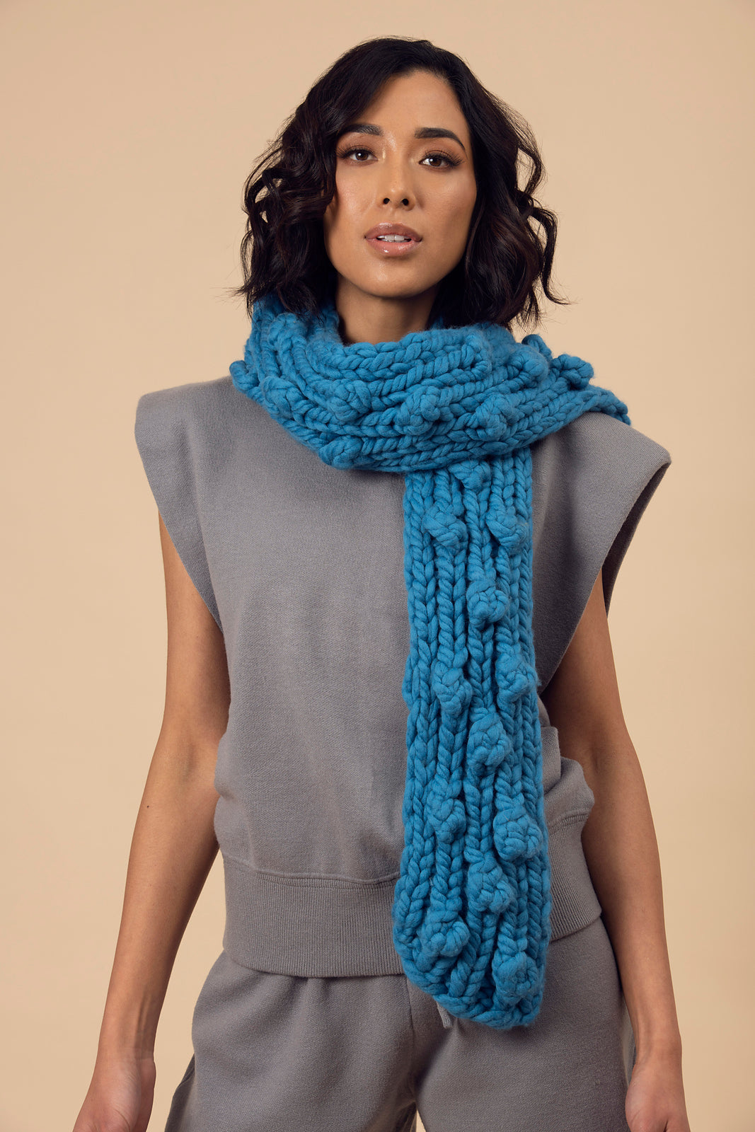 z FREE Amano Yana XL Pattern - Carlota Scarf (PDF)