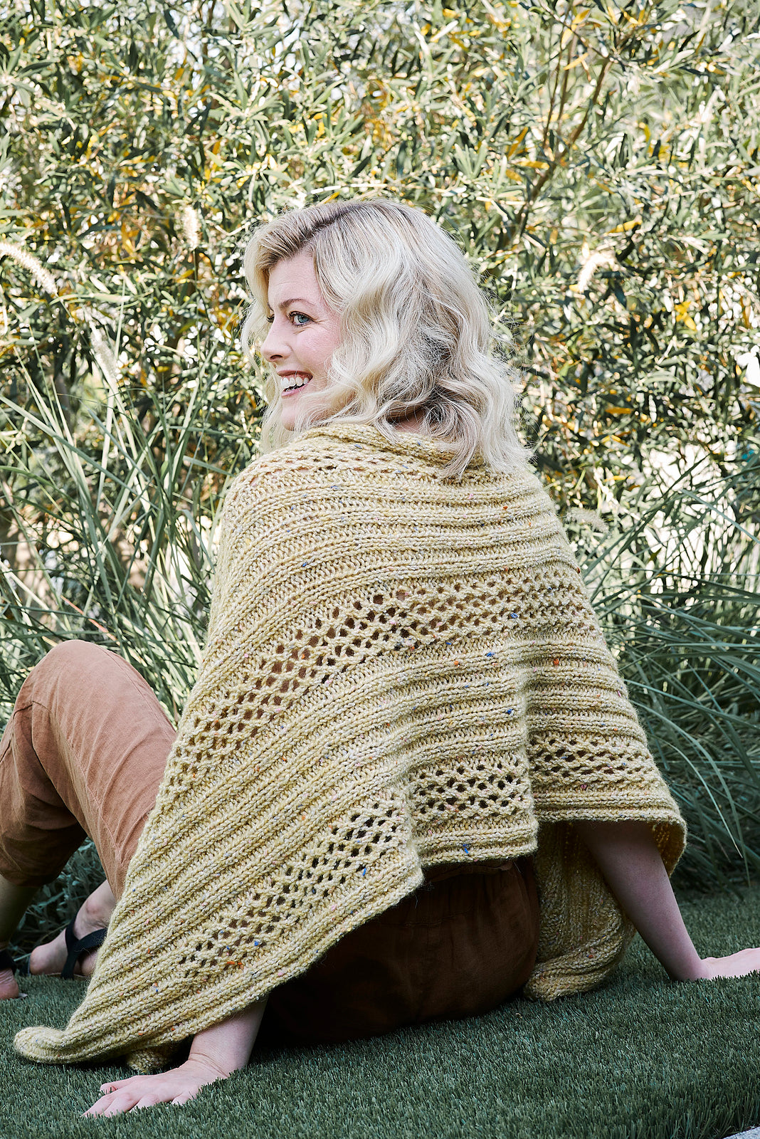 A Trendsetter Vibe Pattern - #6901-M - Vibe Ribbed Mitered & Eyelet Wrap (PDF)