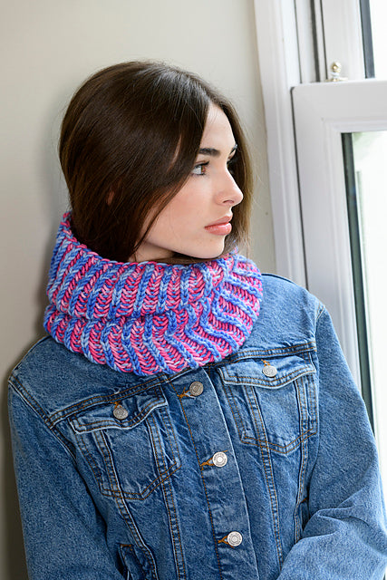 An Araucania Huasco Chunky Kettle Dyes Pattern - Raya Cowl (PDF)