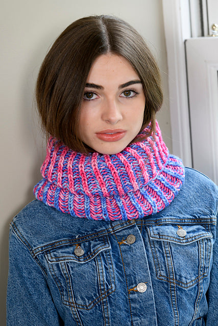 An Araucania Huasco Chunky Kettle Dyes Pattern - Raya Cowl (PDF)