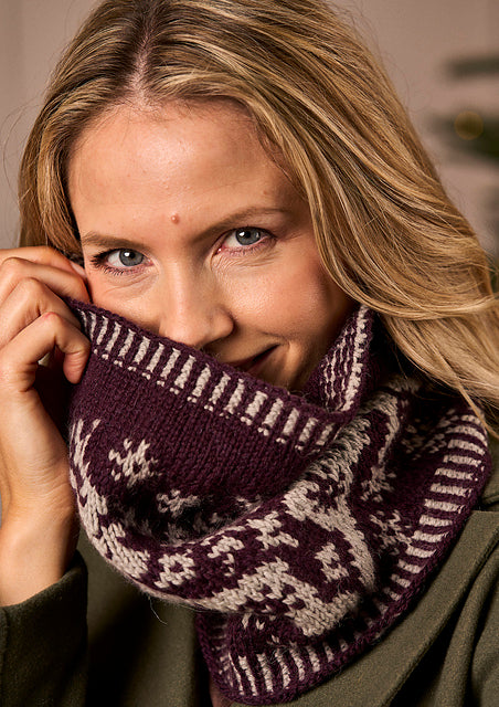 A Rowan Alpaca Soft DK Pattern - Dancing Reindeers Cowl (PDF)