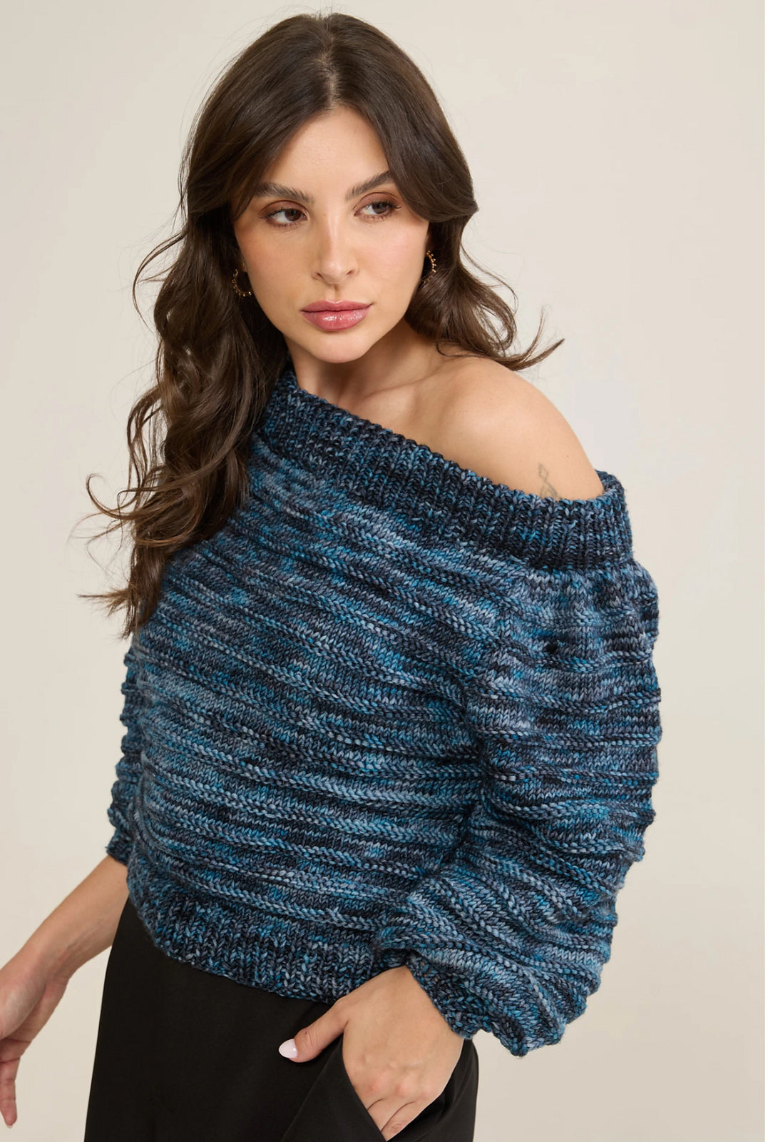 A FREE Circulo Bossa Nova Pattern - Iris Top (PDF) - FREE PATTERN LINK IN DESCRIPTION