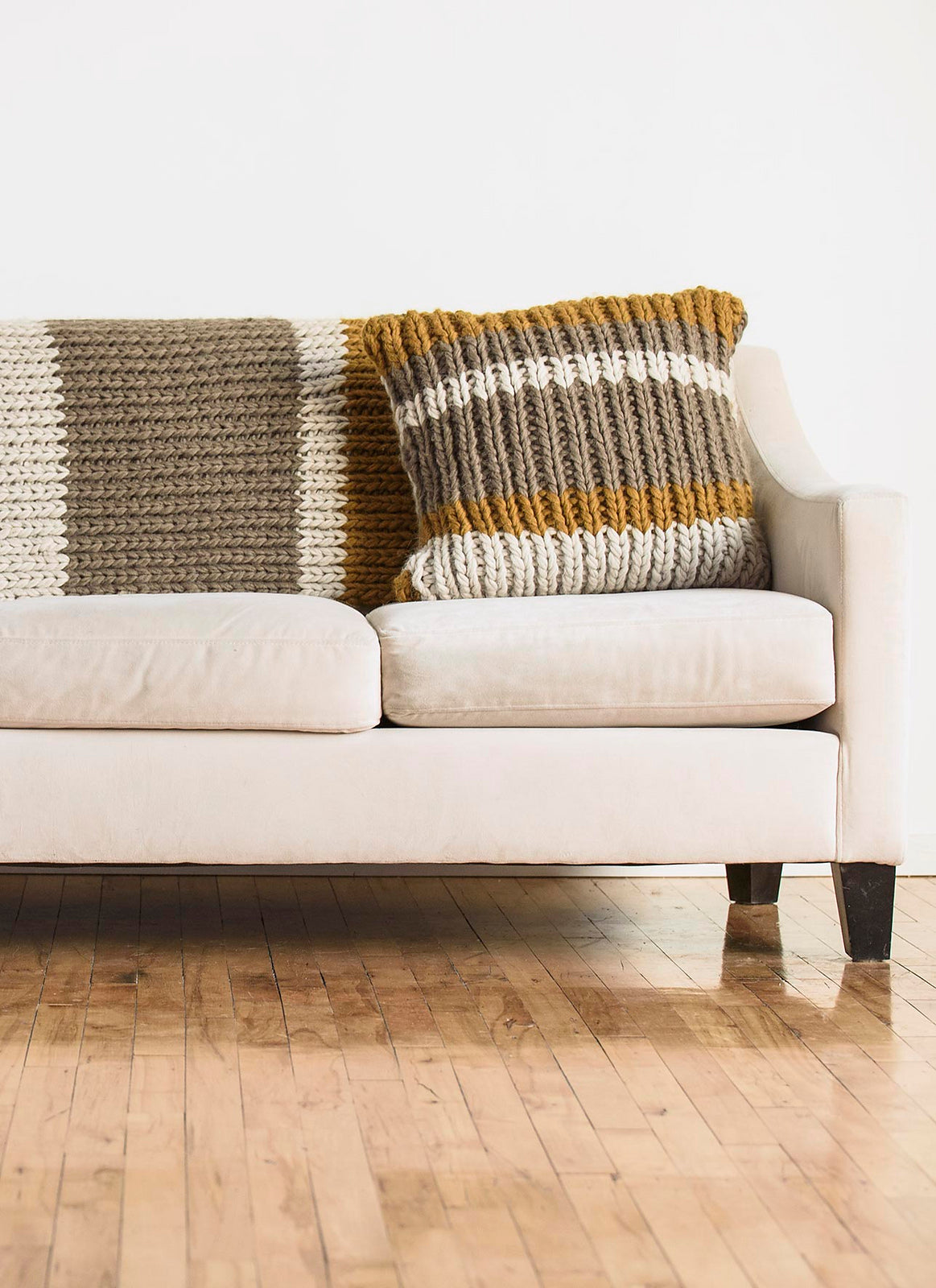 A FREE Blue Sky Fibers Bulky Pattern - Bayport Pillow & Throw (PDF)