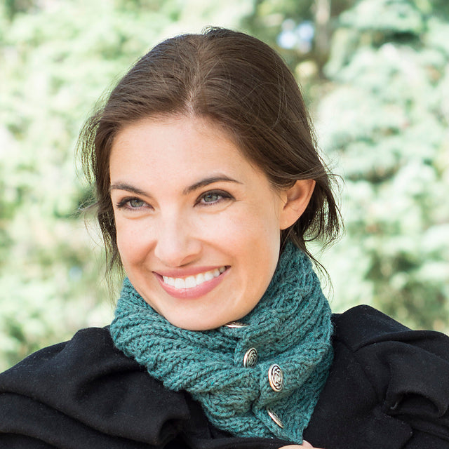 A FREE Cascade 220 Pattern - Celtic Cable and Rib Cowl (PDF)