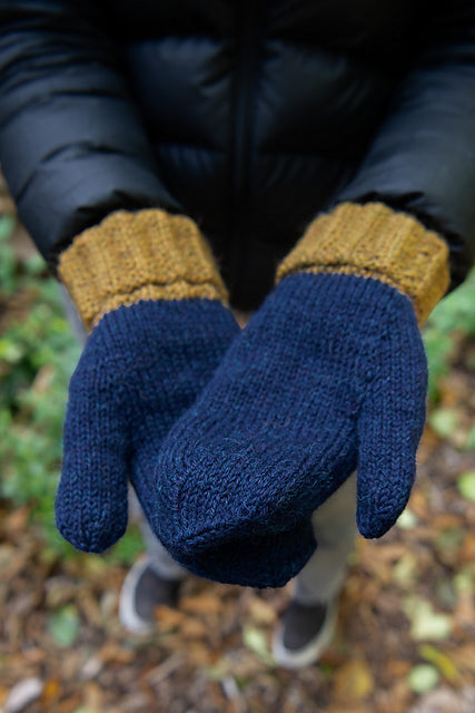 A FREE Cascade Woolpaka Pattern - Two-Tone Mittens & Hat Set(PDF)