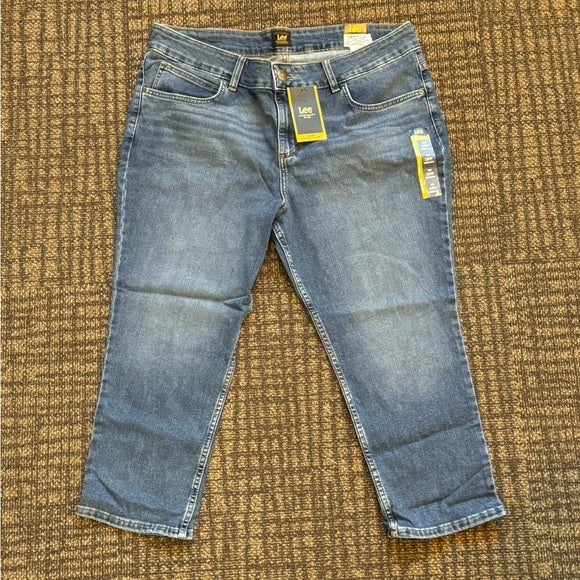 New w/ Tags Lee Womens Plus Size Legendary Mid-Rise 21" Capri Jean Size 18W Medium