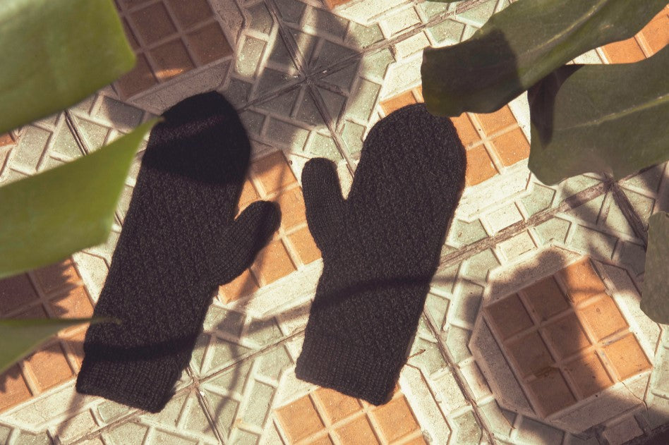 An Amano Eco Puna Black Pattern - Paula Mittens (PDF)