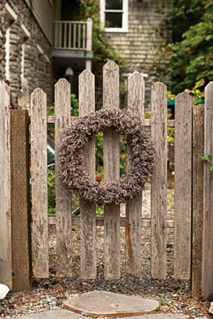 A Churchmouse Yarns and Teas Pattern - Woolly Wreath & Garland (PDF)
